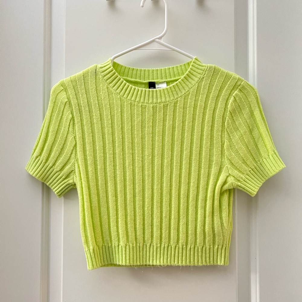 H&M • Knit crop top in light green • Size Small • EUC